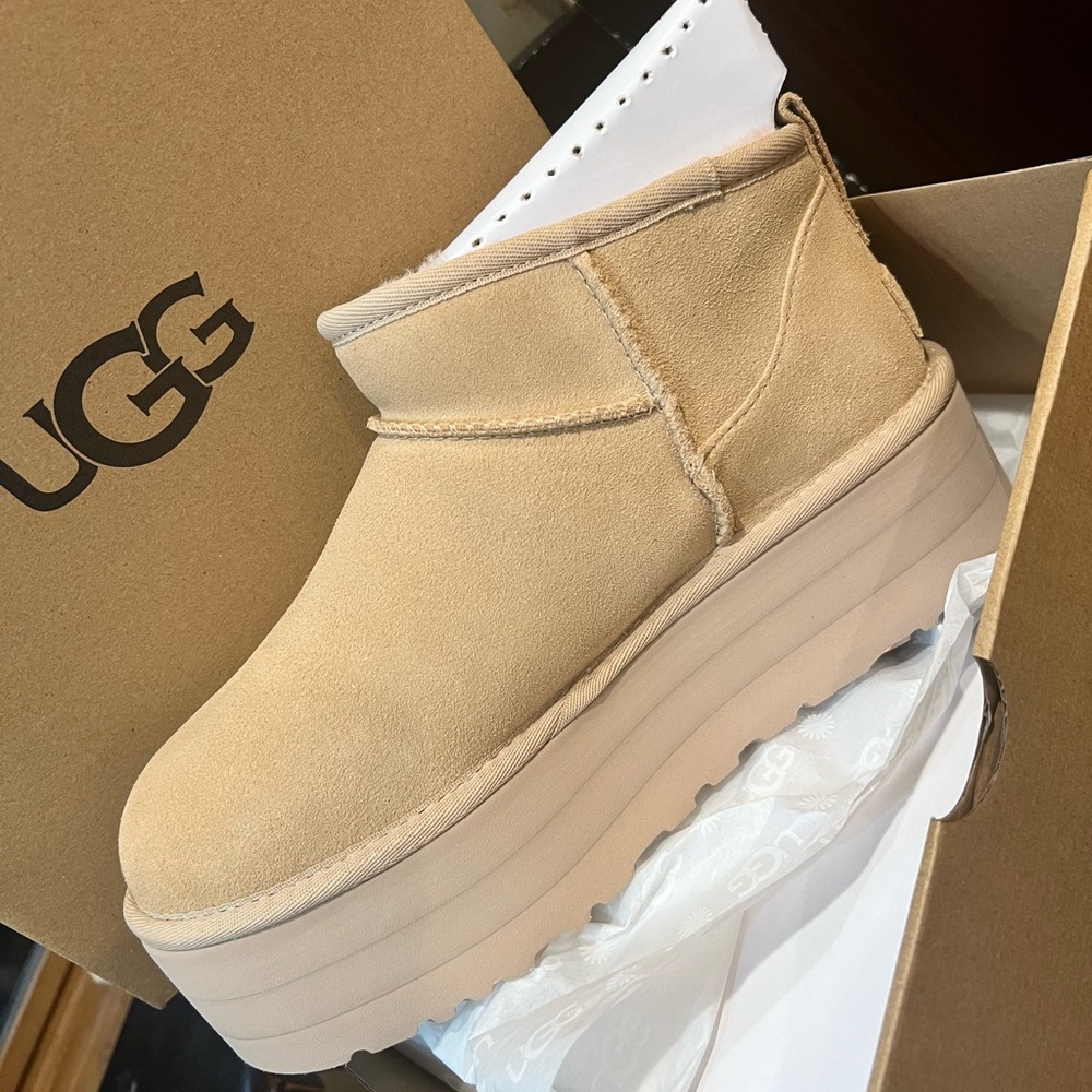 New in box UGG ultra mini platform size 8